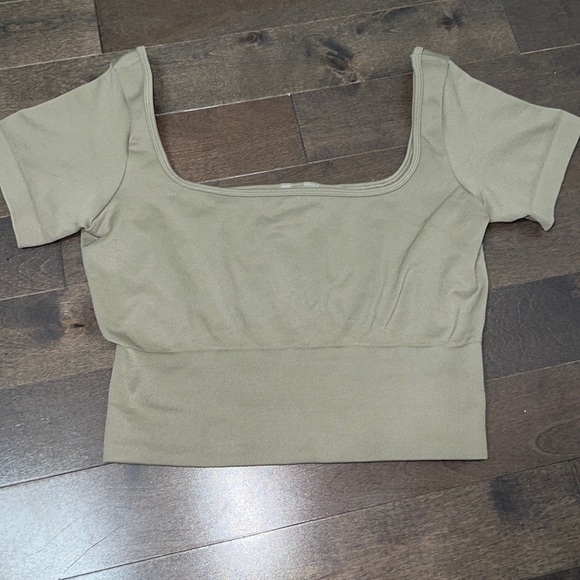 crop tops guess - Picture 2 of 4